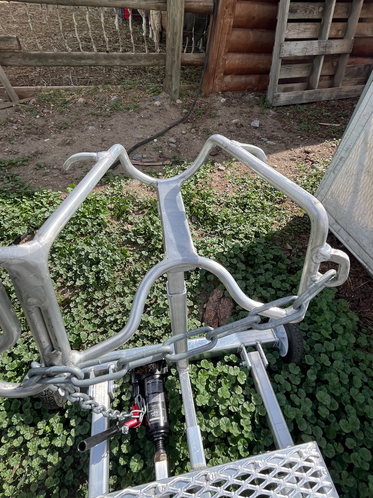 ALUMINUM HYDRAULIC SHEEP TRIM STAND