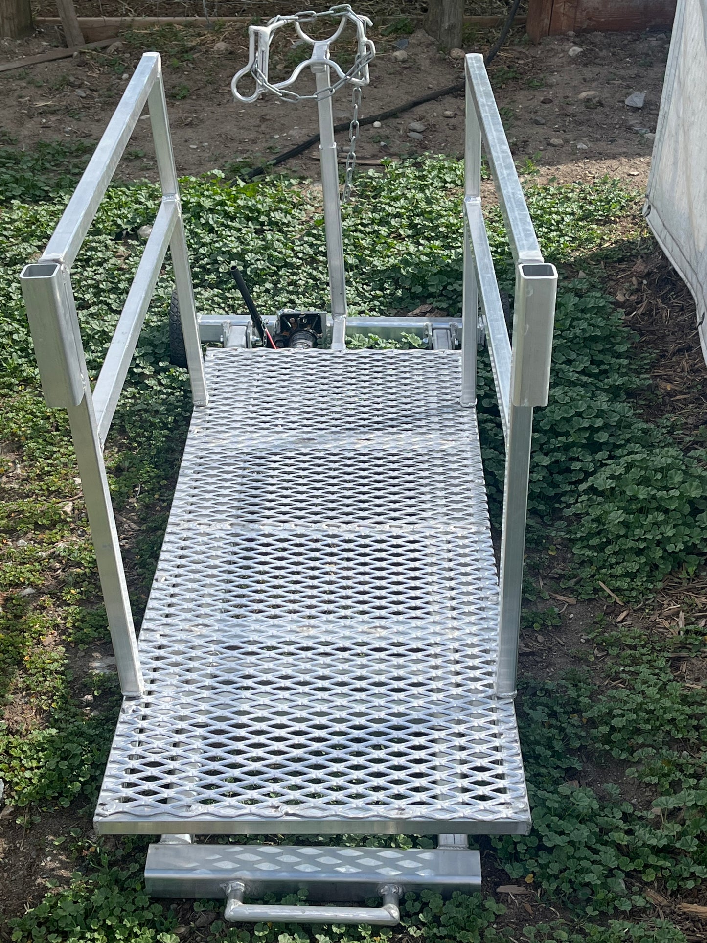 ALUMINUM HYDRAULIC SHEEP TRIM STAND